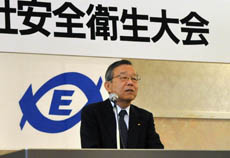 挨拶する秋山社長