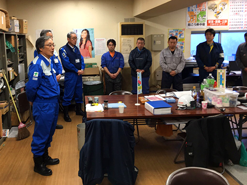 現場事務所で激励する畑中社長（左）