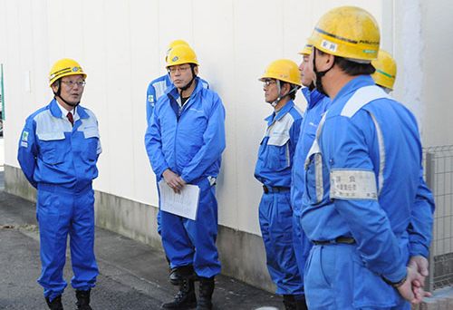現場で激励する畑中社長（左）