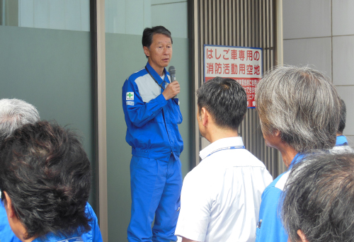 大阪南支店で訓示する青嶋社長（中央）