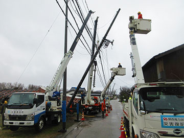 倒壊した電柱設備の復旧作業