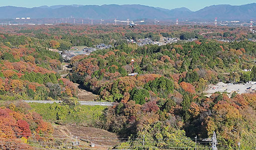 （左）自動飛行で物資を運搬する様子